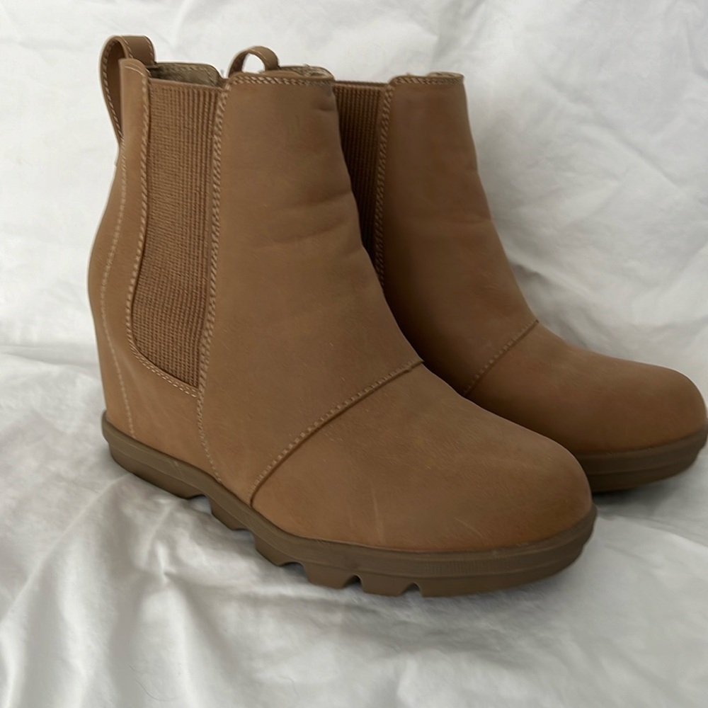 Athlefit (Amazon brand) brown hidden wedge bootie